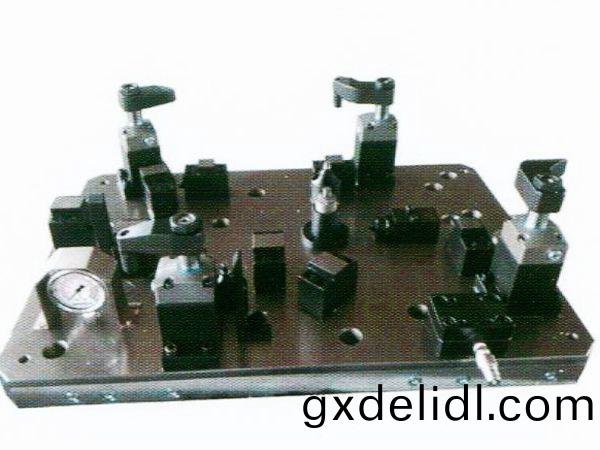 齒(chi)輪(lun)室罩蓋(gai)液壓裌(jia)具